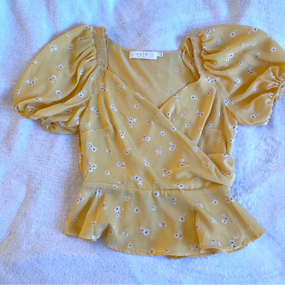 Astr yellow floral top size small